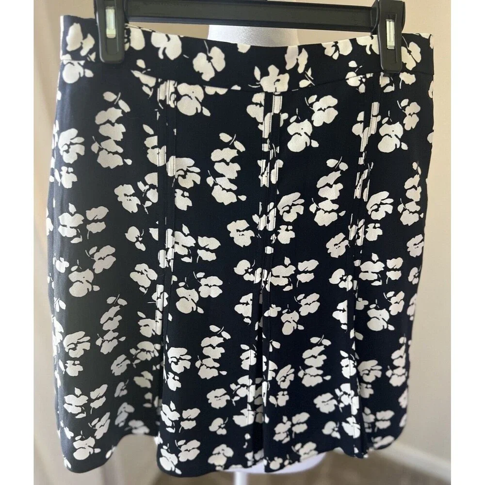 Ann Taylor Pleated Trumpet Skirt Sz 8 Navy with White Floral Lined - Picture 2 of 9
